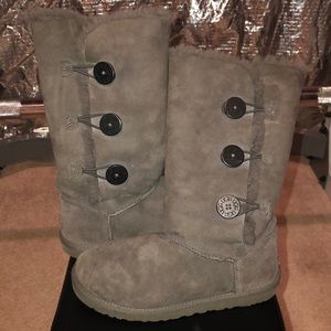 GRAY UGG BAILEY BUTTON TRIPLET